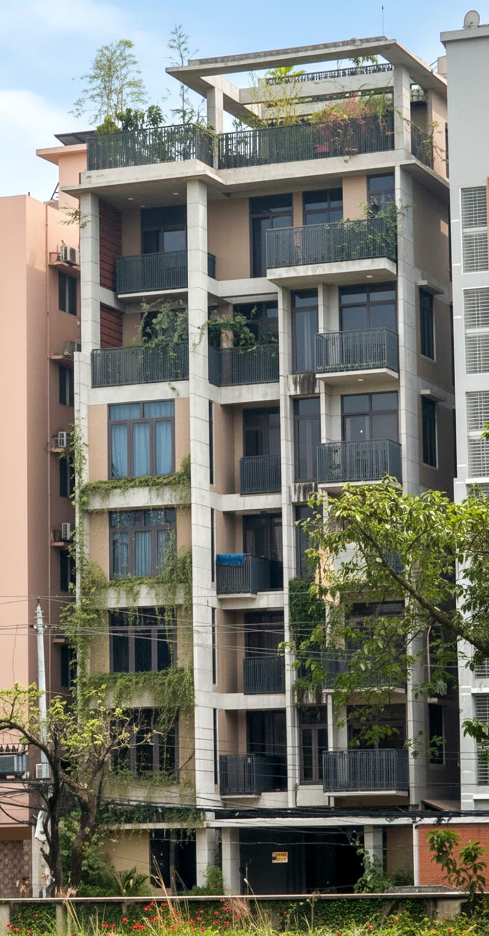 Completed G+6 residential building at Dr. Jasim's Residence, Bashundhara, Dhaka, designed and supervised by Studio Archifiction