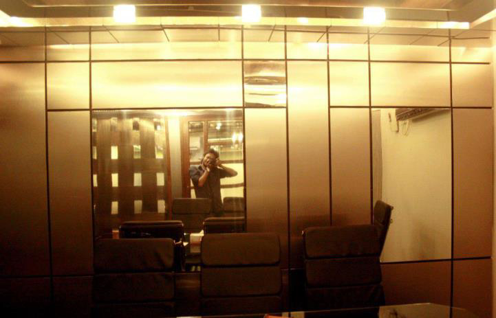 Meeting room wall panel clad in Aluco Bond with warm lighting