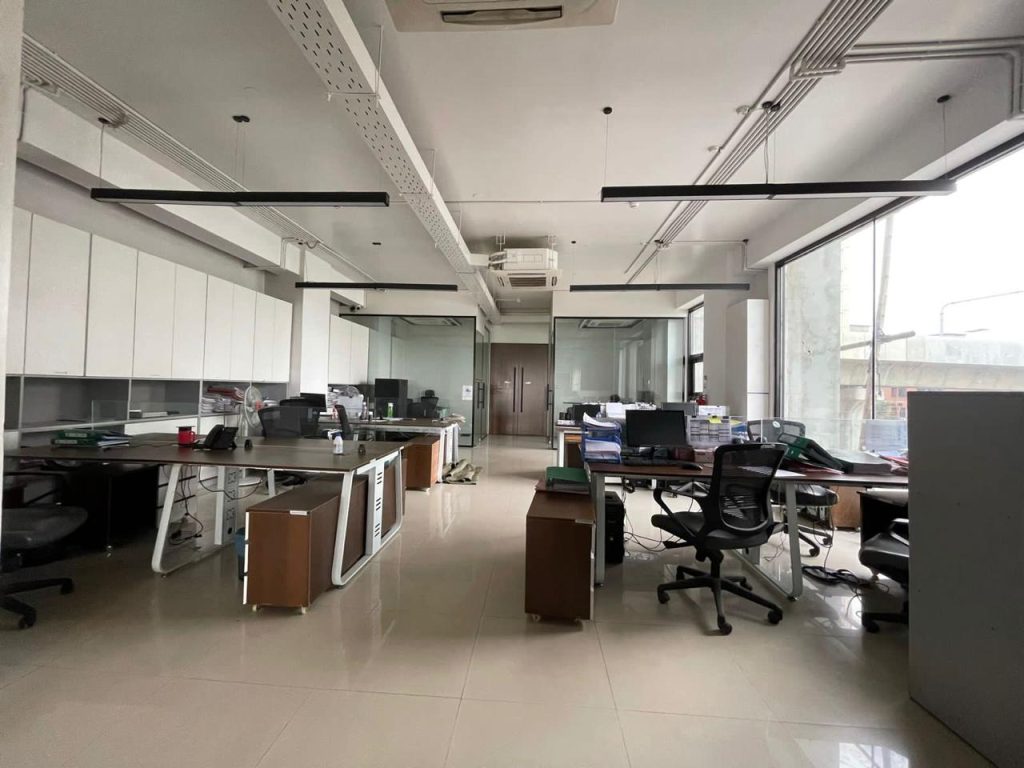 Workstation area with modular desks and daylight along glazing — Office Interior Design in Bangladesh